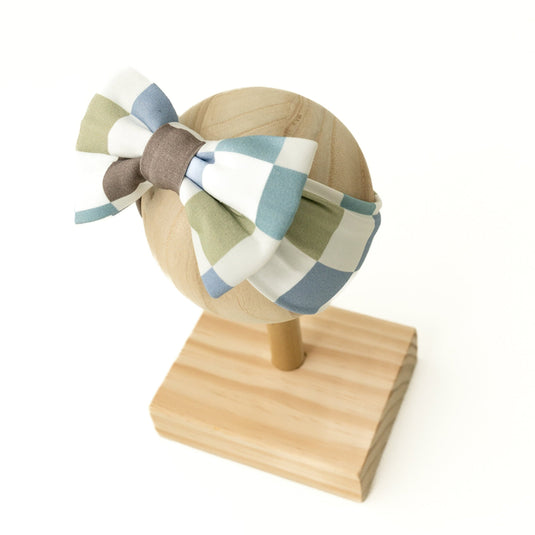 Luxe Checker bamboo baby bows, a trendy and breathable accessory for newborns. The perfect complement to bamboo baby clothes and make chic baby shower gifts for new parents.