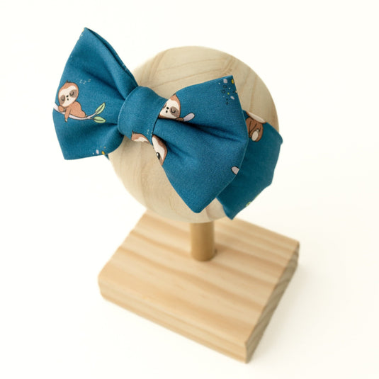 Sleepy Sloth bamboo baby bow – a soft and stretchy accessory perfect for baby girls. Designed to pair beautifully with bamboo baby clothes, this headband makes a stylish baby shower gift.